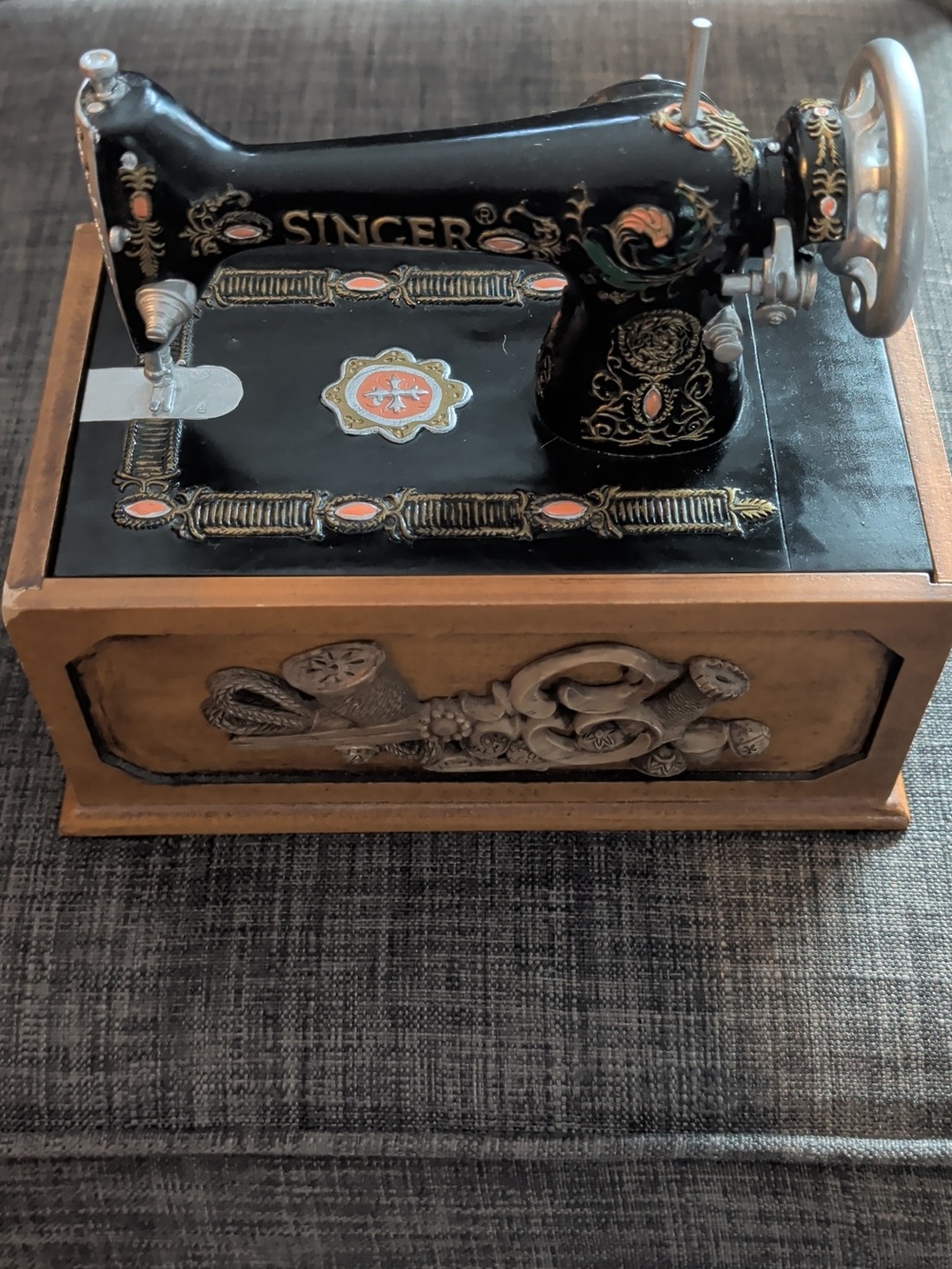 Singer Vintage Decorative Sewing Machine Notions Thread Box
